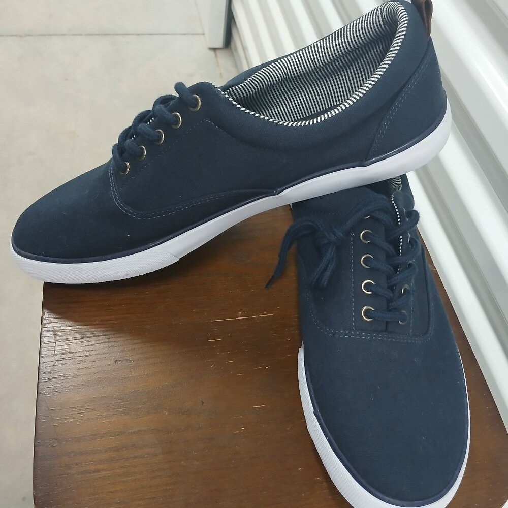 Men's tennis shoes